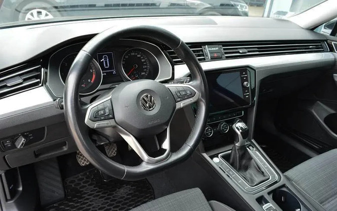 Volkswagen Passat cena 79900 przebieg: 123000, rok produkcji 2019 z Raciąż małe 562